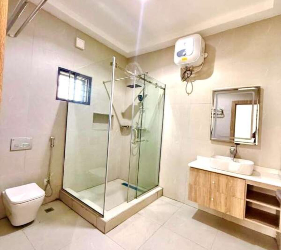 Massive 5 bedroom semi-detached duplex with a room Bq