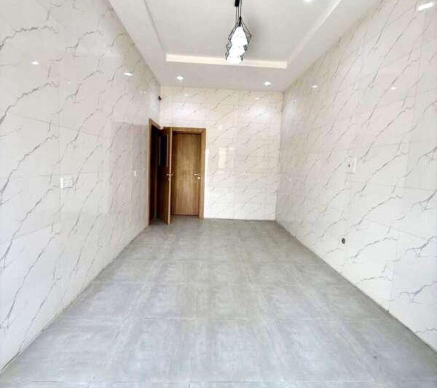 Massive 5 bedroom semi-detached duplex with a room Bq