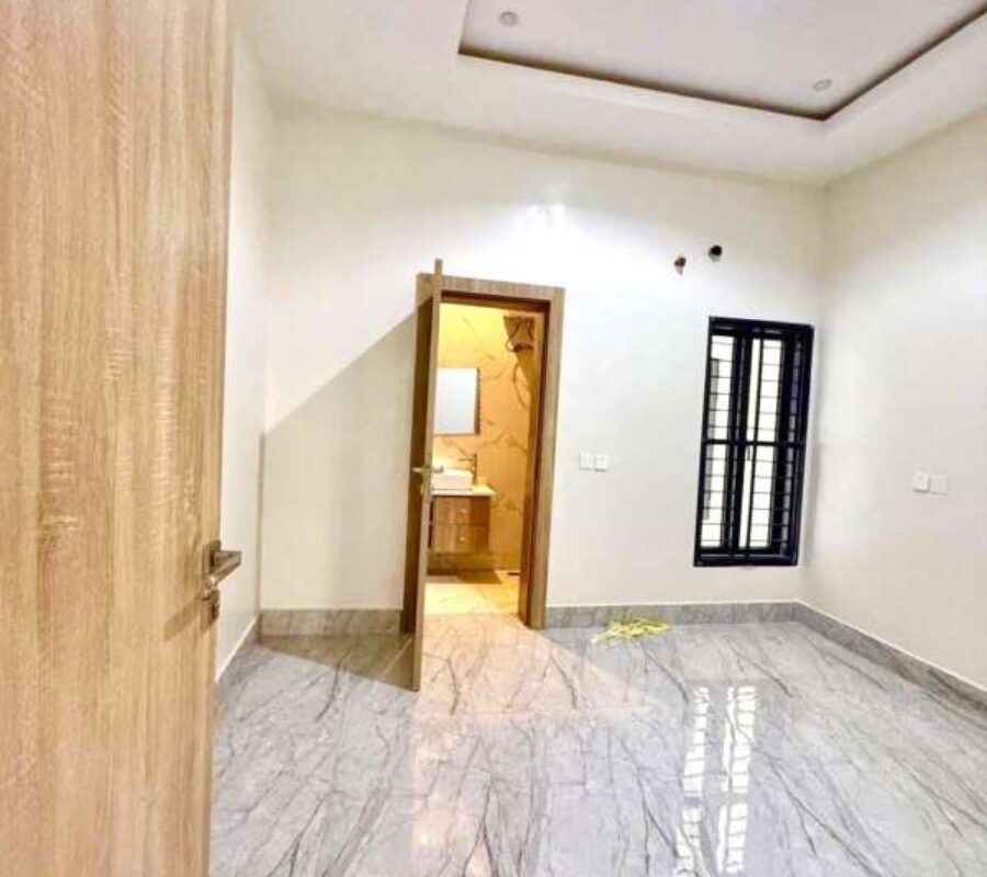 Massive 5 bedroom semi-detached duplex with a room Bq
