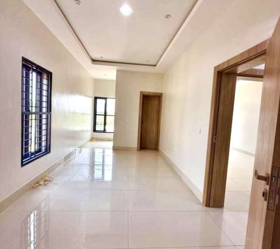 Massive 5 bedroom semi-detached duplex with a room Bq