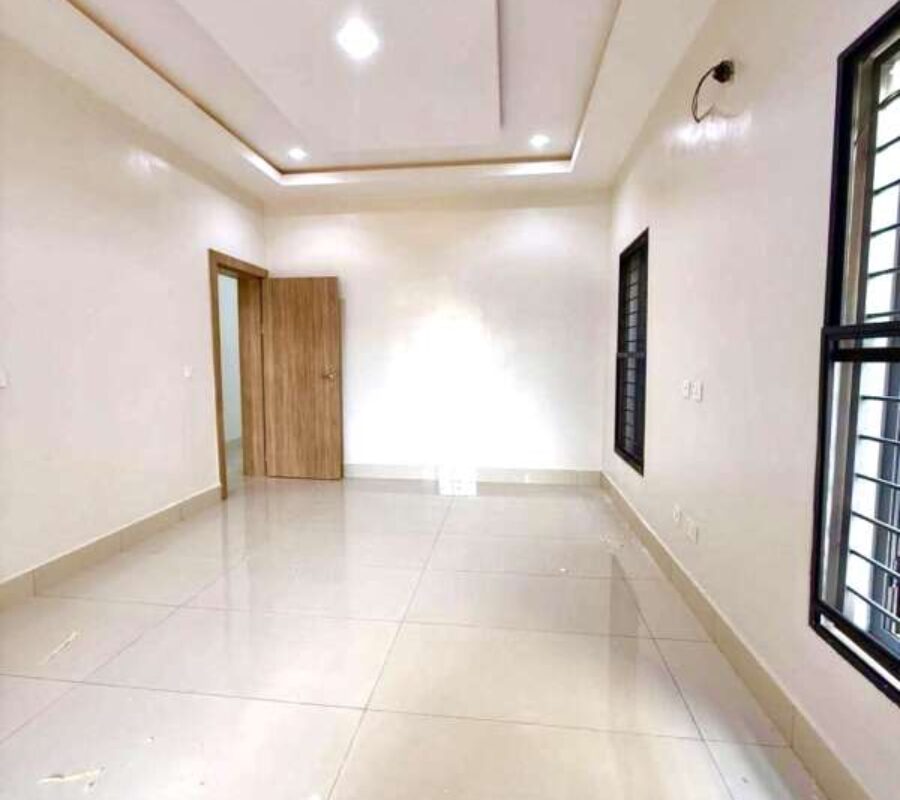 Massive 5 bedroom semi-detached duplex with a room Bq