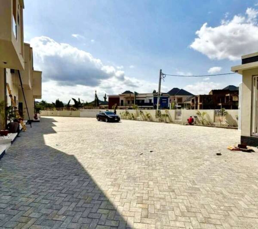 Massive 5 bedroom semi-detached duplex with a room Bq