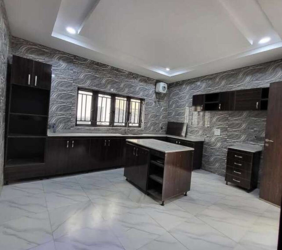 Newly built 5bedroom detached duplex with a room Bq