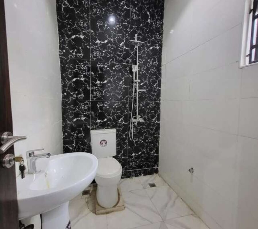 Newly built 5bedroom detached duplex with a room Bq
