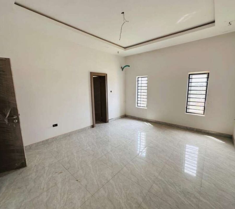 Spacious 3 bedroom flat in a nice and serene area