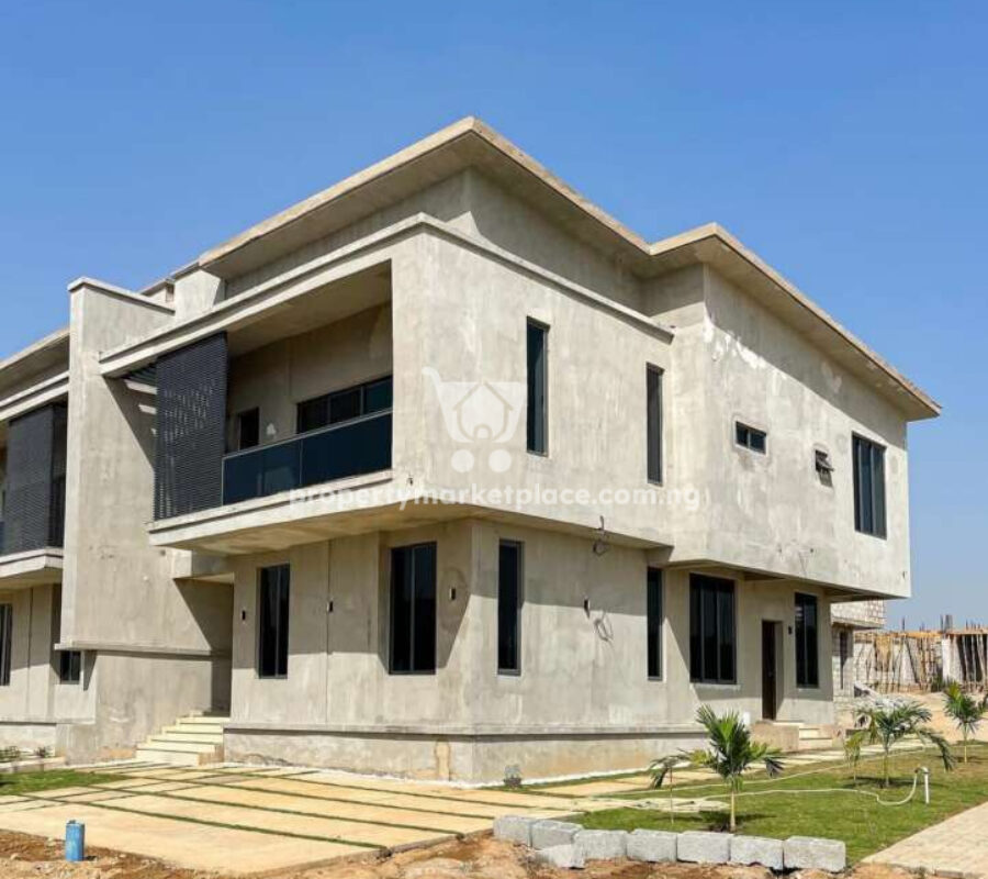 Spacious 4 bedroom detached duplex in a nice estate