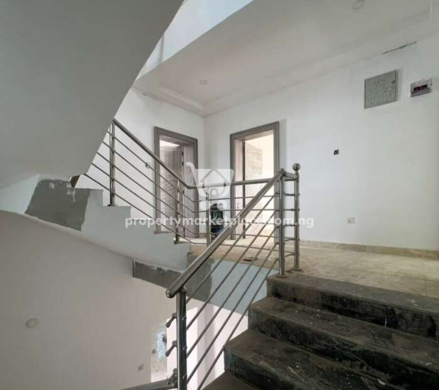 Spacious 5 bedroom detached duplex in a serene estate