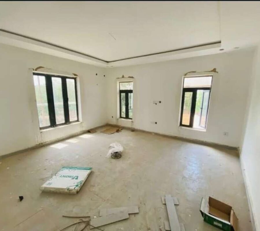 Spacious and solidly built 3 bedroom flat with Bq