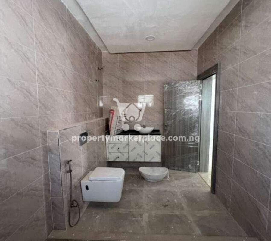 Spacious 5 bedroom detached duplex in a serene estate