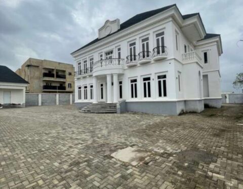 Exquisite 6 bedroom detached duplex with swimming pool