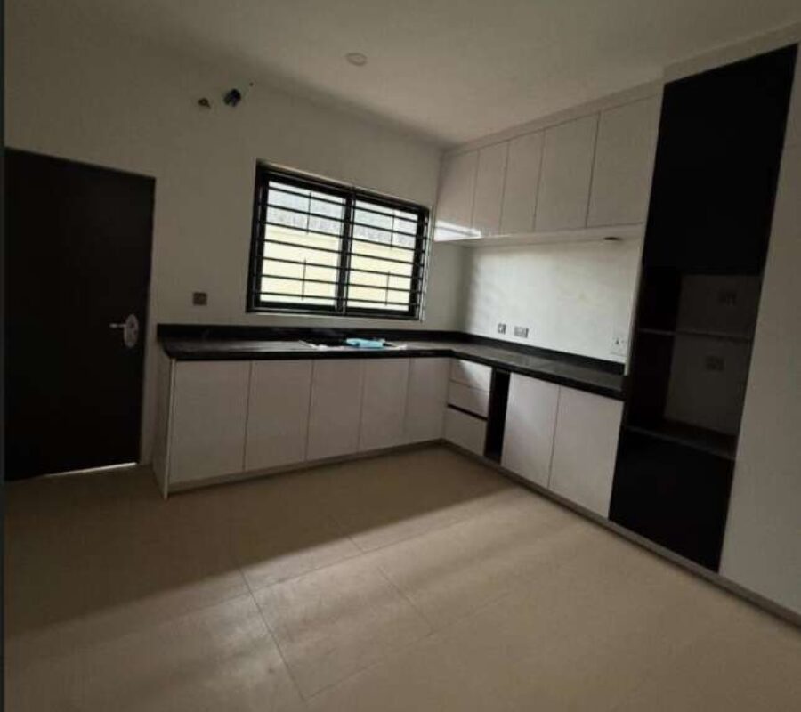 Spacious 4 bedroom terrace duplex with a room Bq