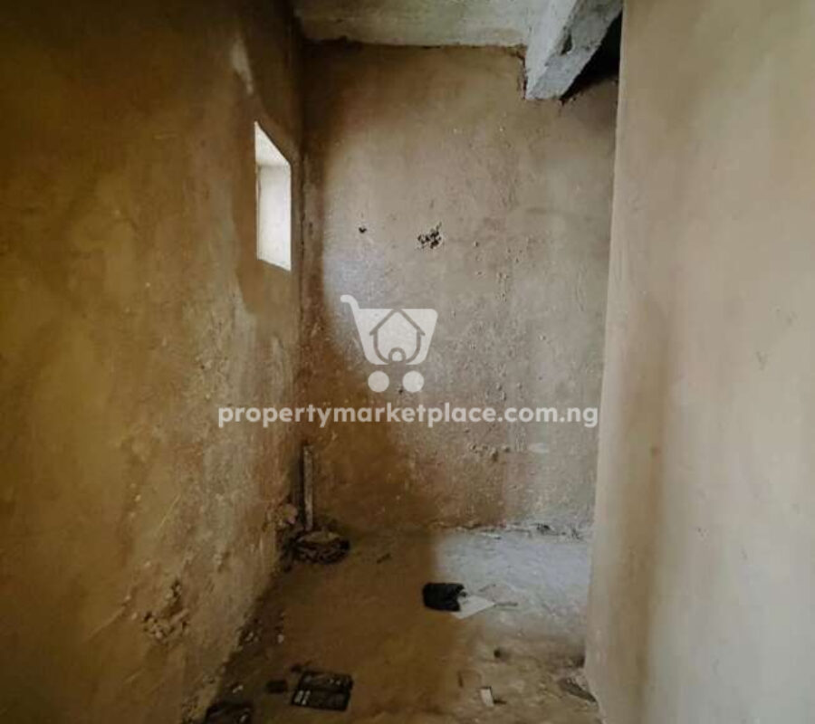 Spacious 4 bedroom terrace duplex with a room Bq