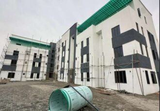 Spacious and solidly built 3 bedroom flat with Bq