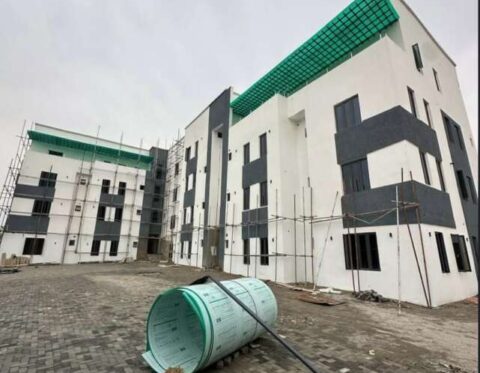 Spacious and solidly built 3 bedroom flat with Bq