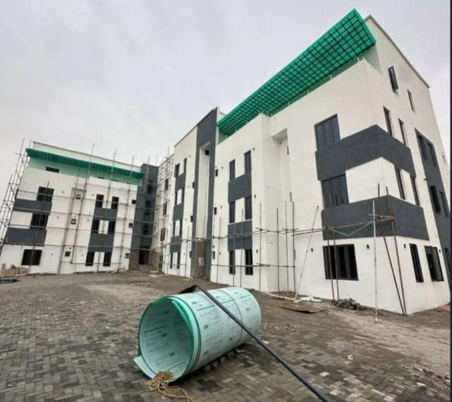 Spacious and solidly built 3 bedroom flat with Bq