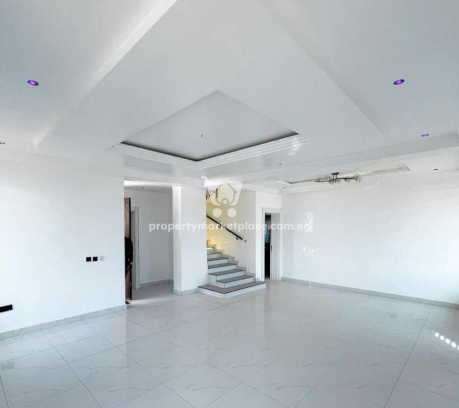 Spacious 4 bedroom detached duplex in a nice estate