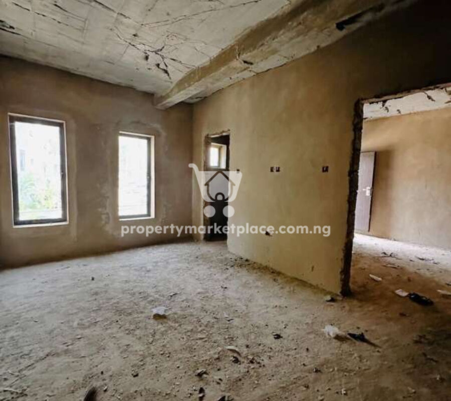 Spacious 4 bedroom terrace duplex with a room Bq