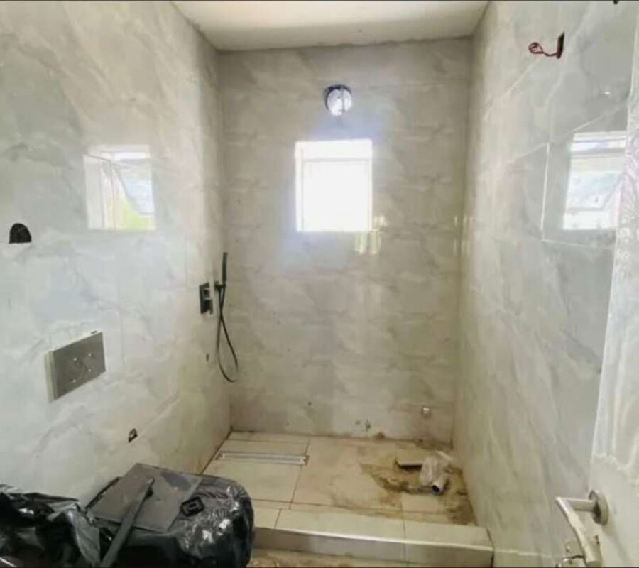 Spacious and solidly built 3 bedroom flat with Bq