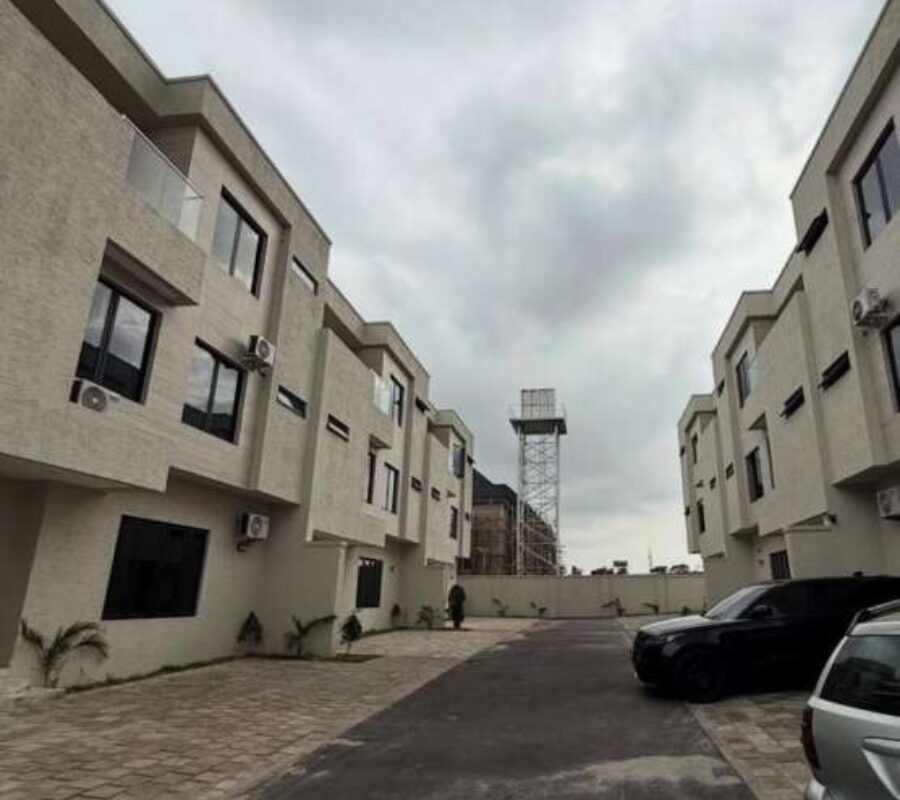 Spacious 4 bedroom terrace duplex with a room Bq