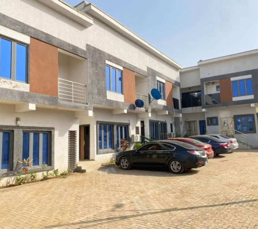 Spacious 3 bedroom terrace duplex with a room Bq