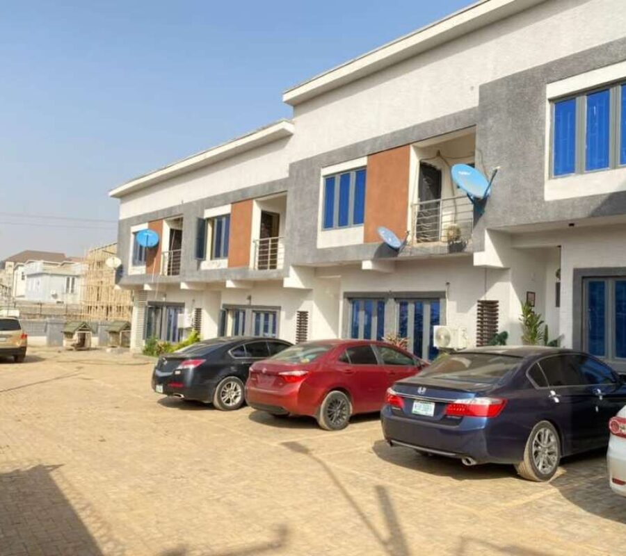 Spacious 3 bedroom terrace duplex with a room Bq
