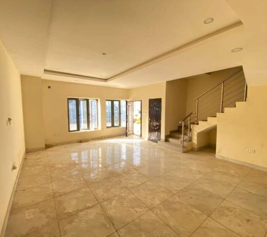 Spacious 3 bedroom terrace duplex with a room Bq
