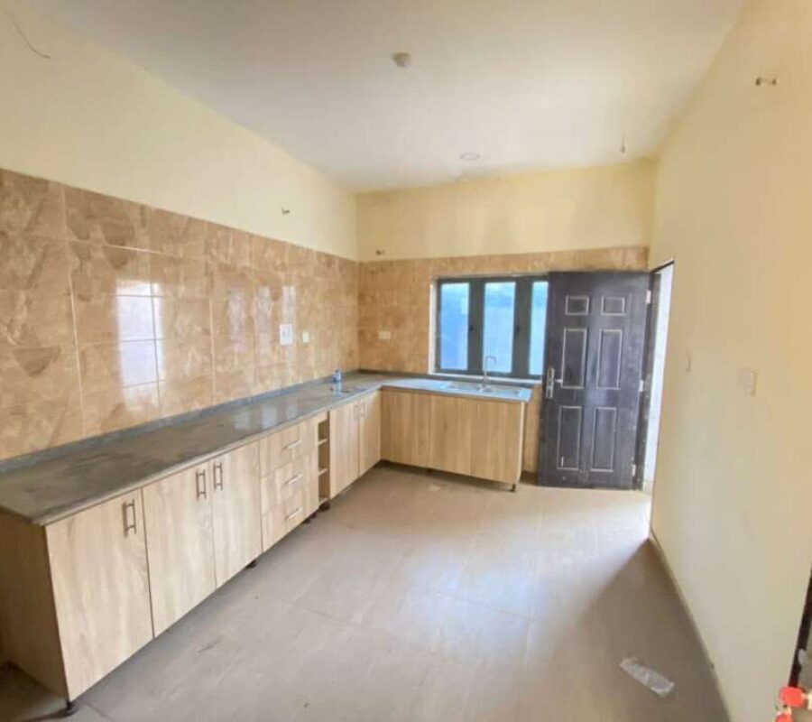 Spacious 3 bedroom terrace duplex with a room Bq