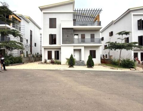 Nicely finished 5 bedroom detached duplex with a room Bq