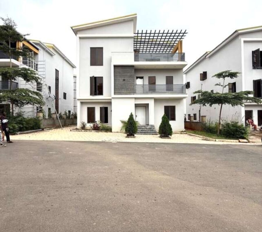 Nicely finished 5 bedroom detached duplex with a room Bq