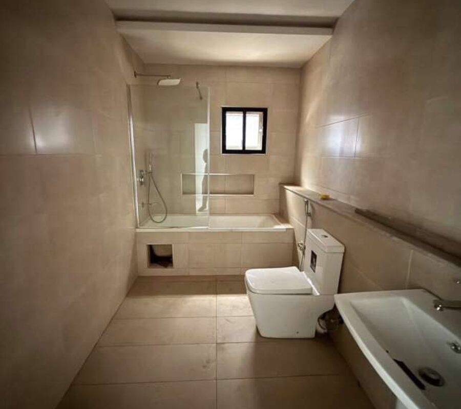 Nicely finished 5 bedroom detached duplex with a room Bq