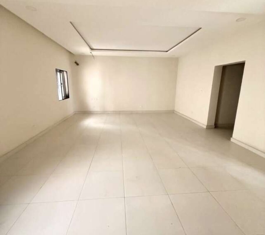 Nicely finished 5 bedroom detached duplex with a room Bq