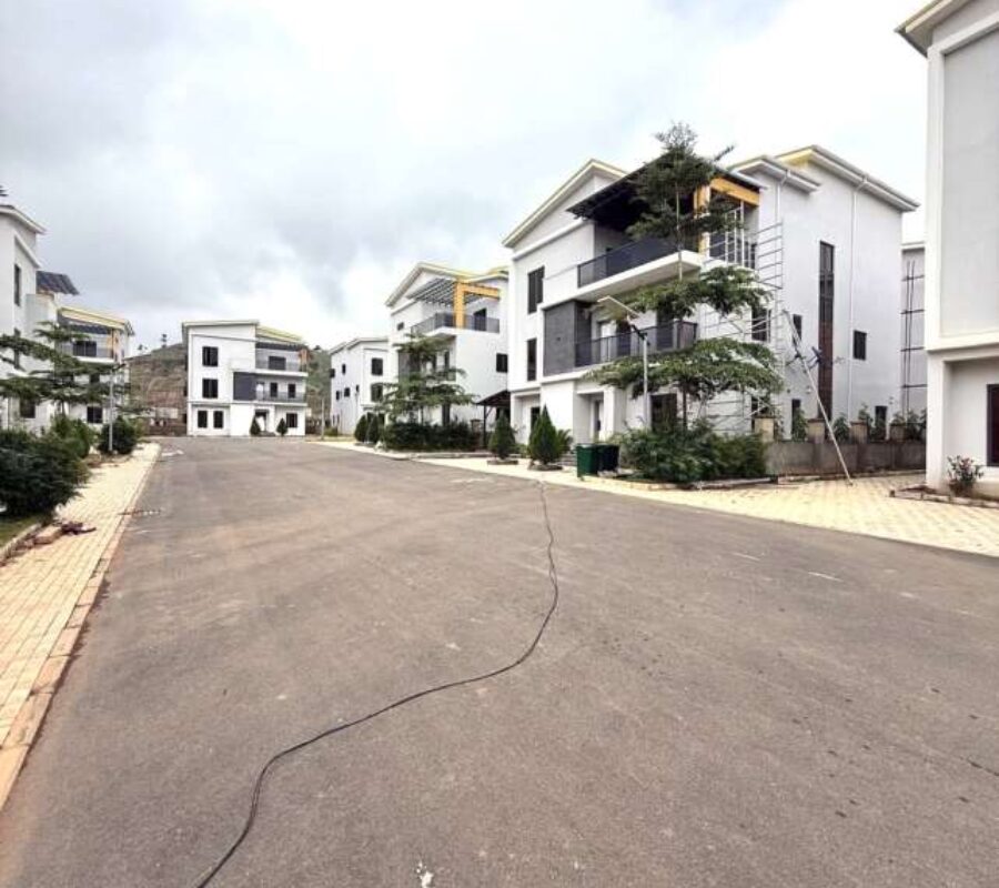 Nicely finished 5 bedroom detached duplex with a room Bq