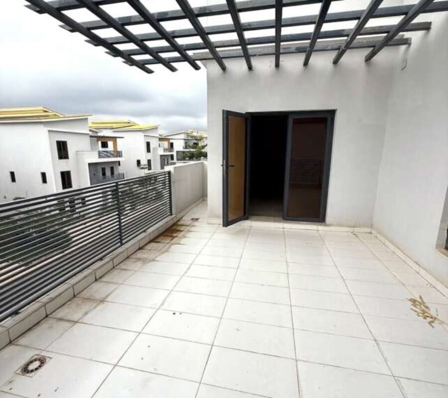 Nicely finished 5 bedroom detached duplex with a room Bq
