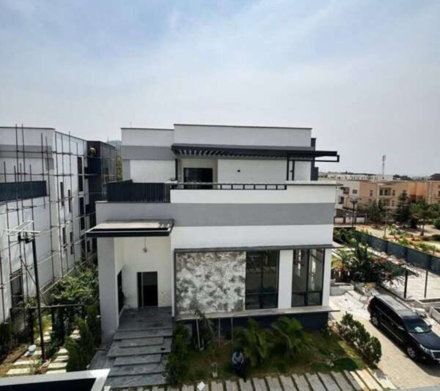 Smart 5 bedroom detached duplex with swimming pool