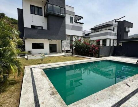Smart 5 bedroom detached duplex with swimming pool
