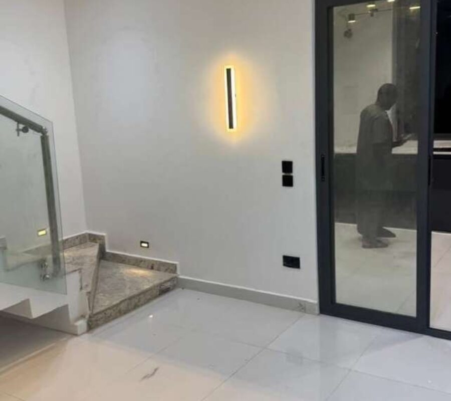 Luxurious 3 bedroom maisonette serviced with swimming pool