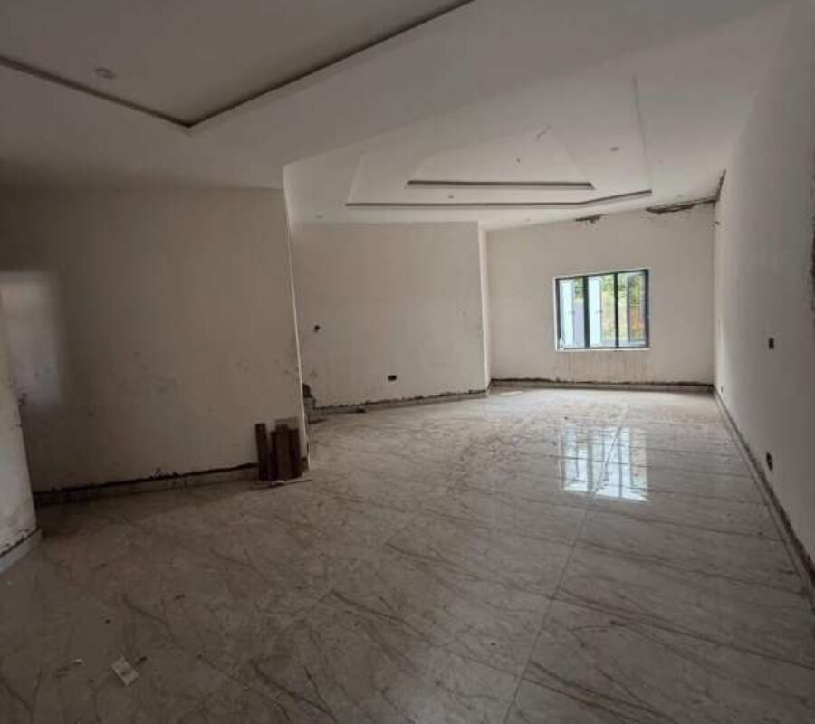 Spacious 4 bedroom terrace duplex with a room Bq