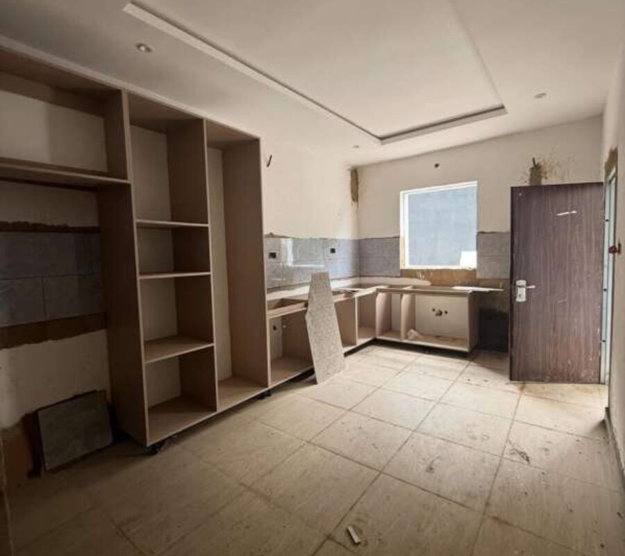 Spacious 4 bedroom terrace duplex with a room Bq