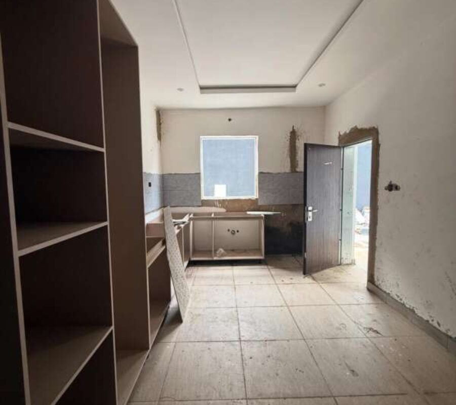 Spacious 4 bedroom terrace duplex with a room Bq