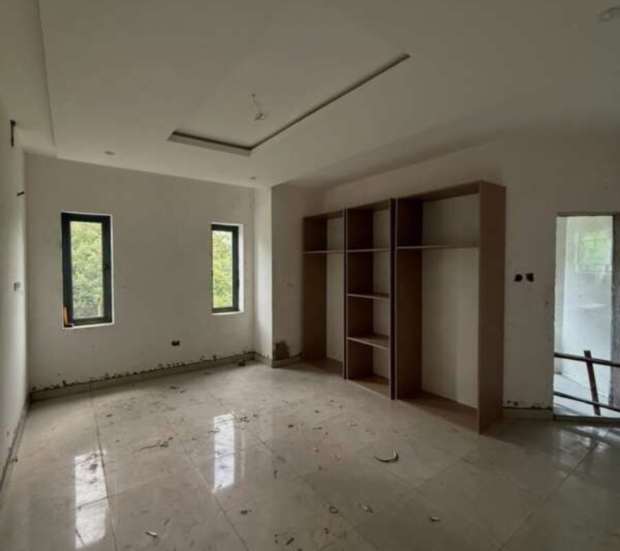 Spacious 4 bedroom terrace duplex with a room Bq