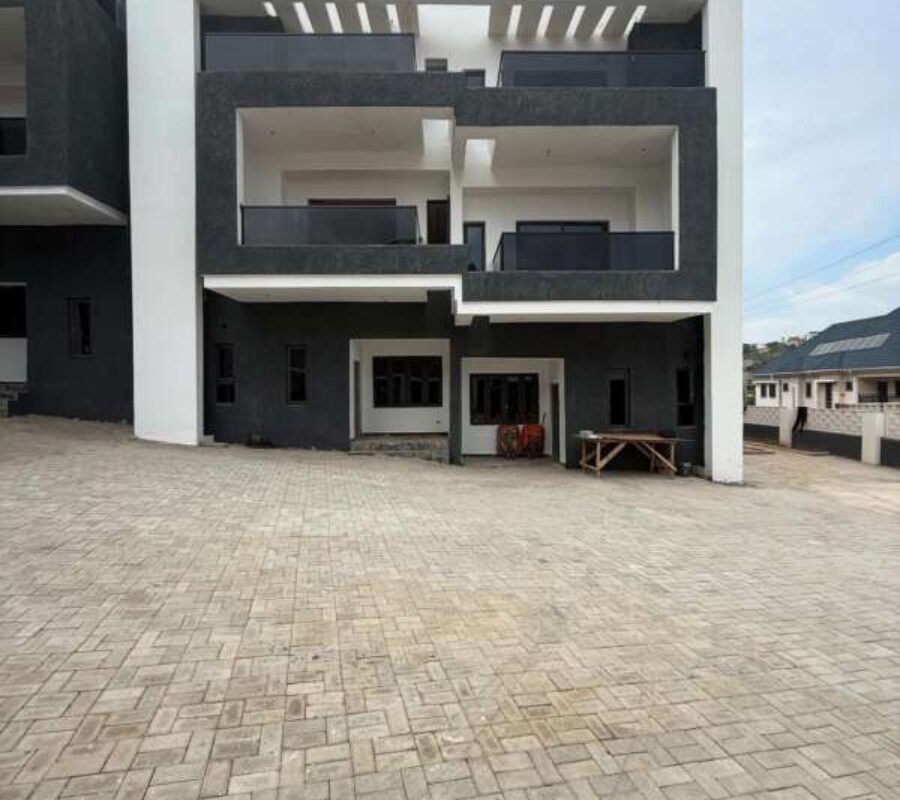 Spacious 4 bedroom terrace duplex with a room Bq