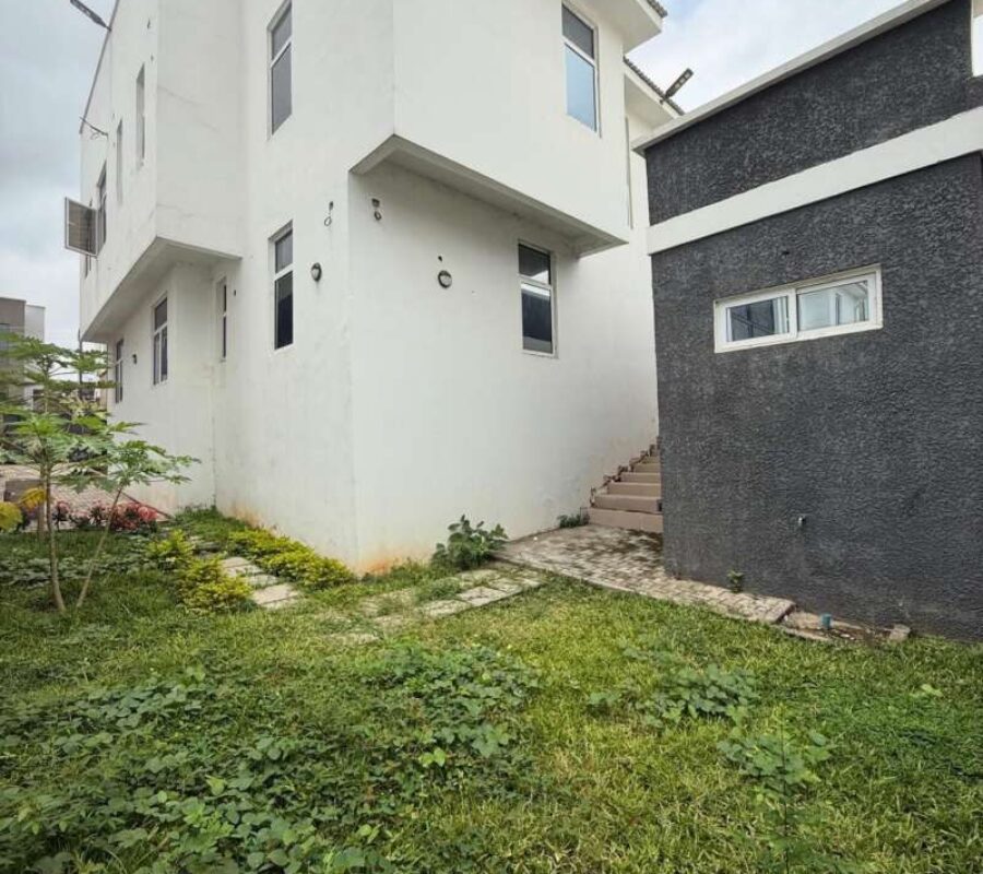 Nice finished 4 bedroom detached duplex with a room Bq