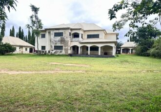 Massive 6 bedrooms detached duplex with 5 rooms guest chalet