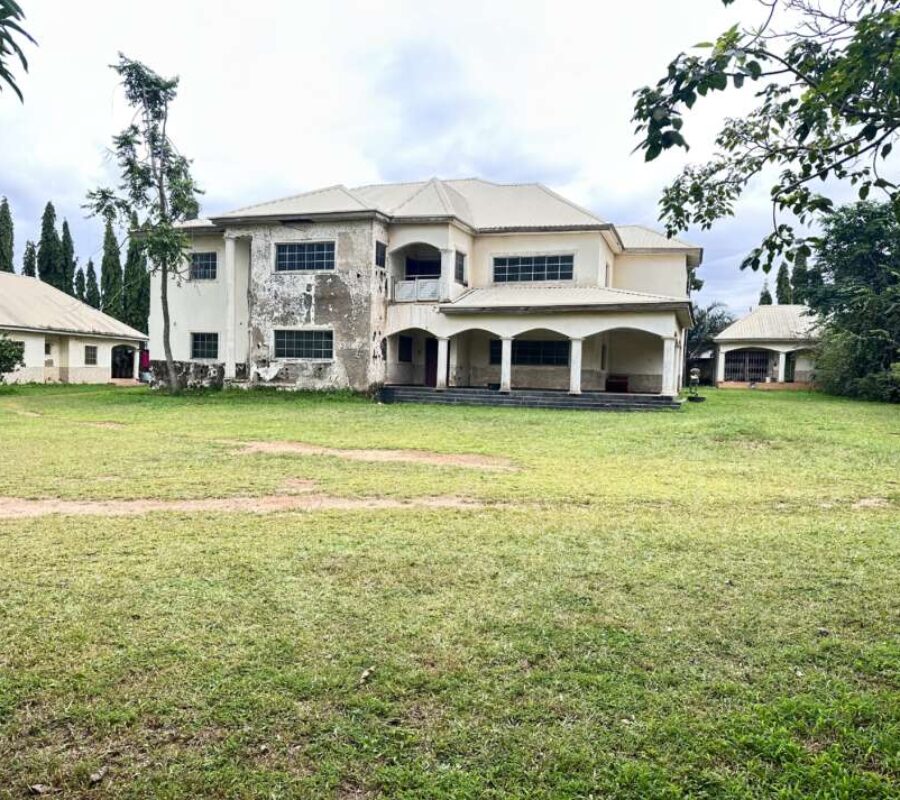 Massive 6 bedrooms detached duplex with 5 rooms guest chalet