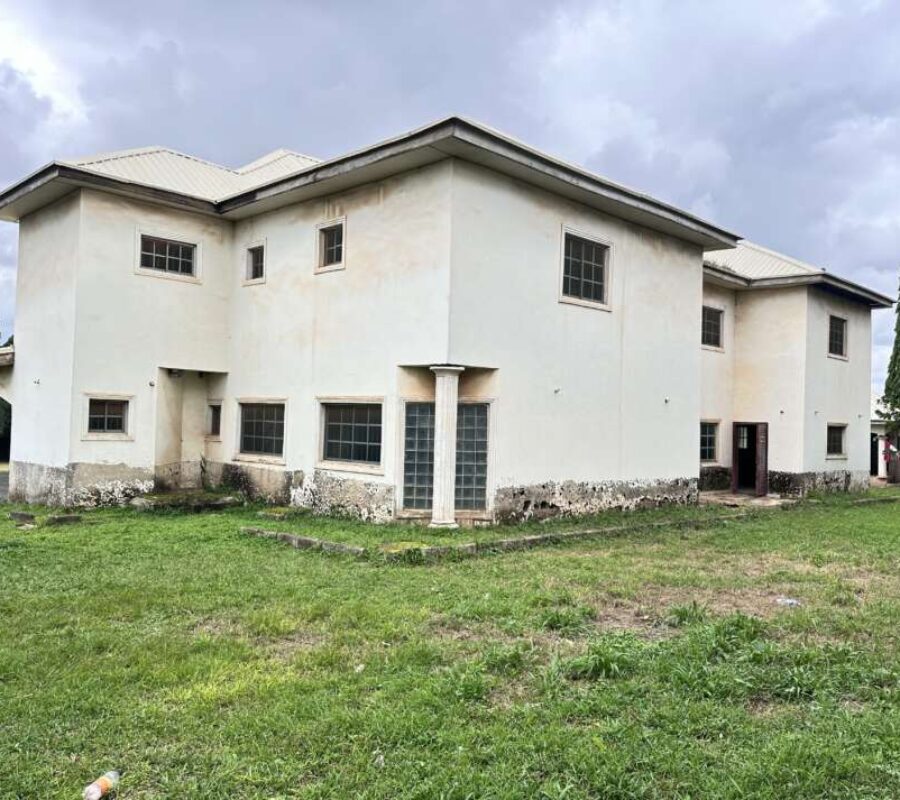 Massive 6 bedrooms detached duplex with 5 rooms guest chalet