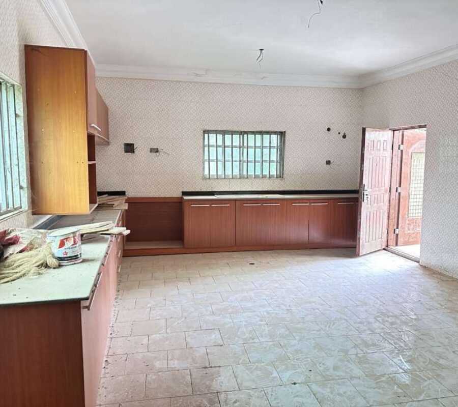Massive 6 bedrooms detached duplex with 5 rooms guest chalet