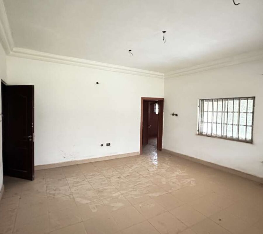 Massive 6 bedrooms detached duplex with 5 rooms guest chalet