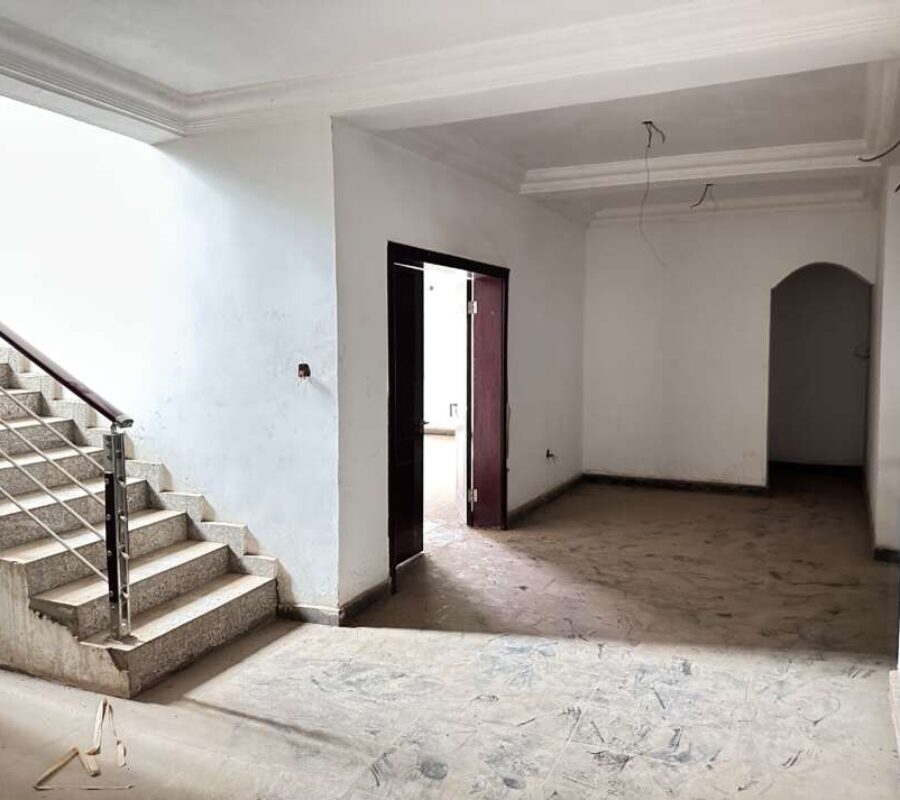 Massive 6 bedrooms detached duplex with 5 rooms guest chalet