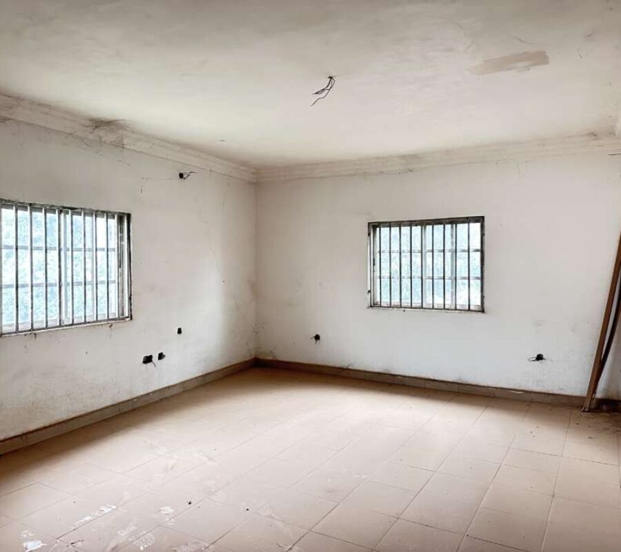 Massive 6 bedrooms detached duplex with 5 rooms guest chalet