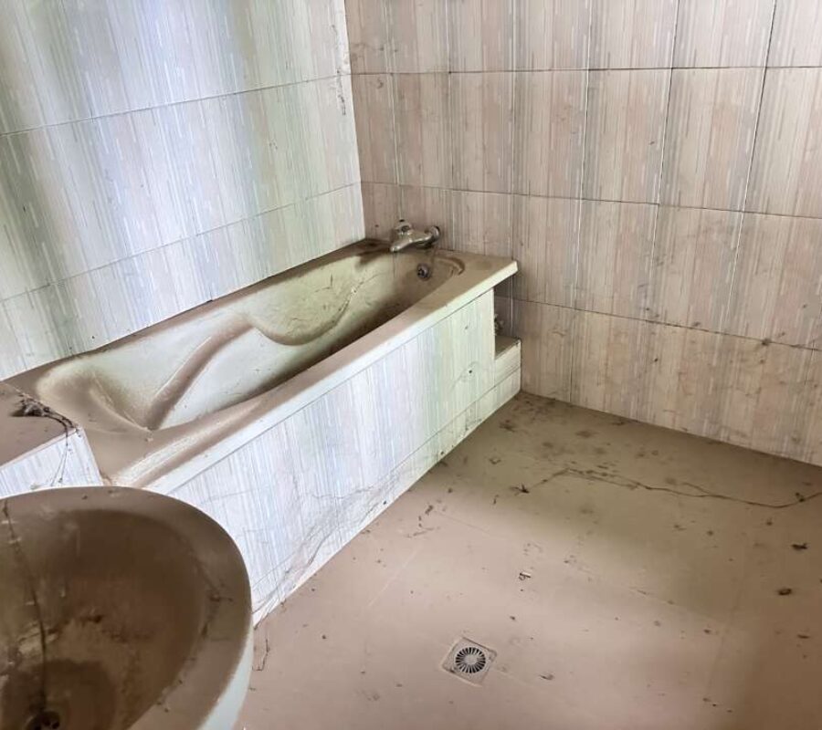 Massive 6 bedrooms detached duplex with 5 rooms guest chalet